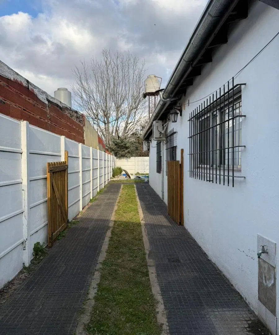 CASA 4 AMBIENTES CON PILETA Y COCHERA EN ALQUILER 1