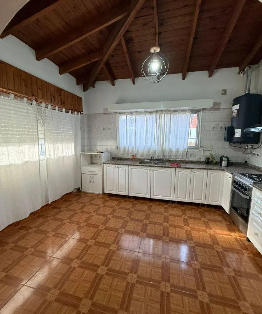 CASA 4 AMBIENTES CON PILETA Y COCHERA EN ALQUILER 5