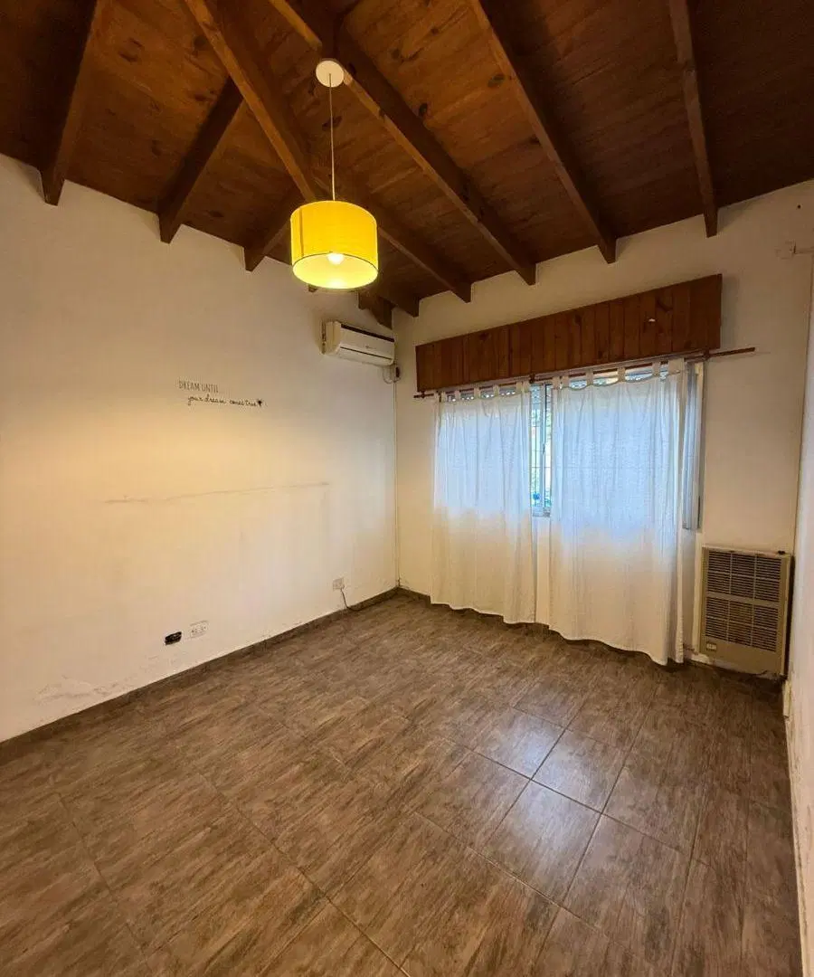 CASA 4 AMBIENTES CON PILETA Y COCHERA EN ALQUILER 2