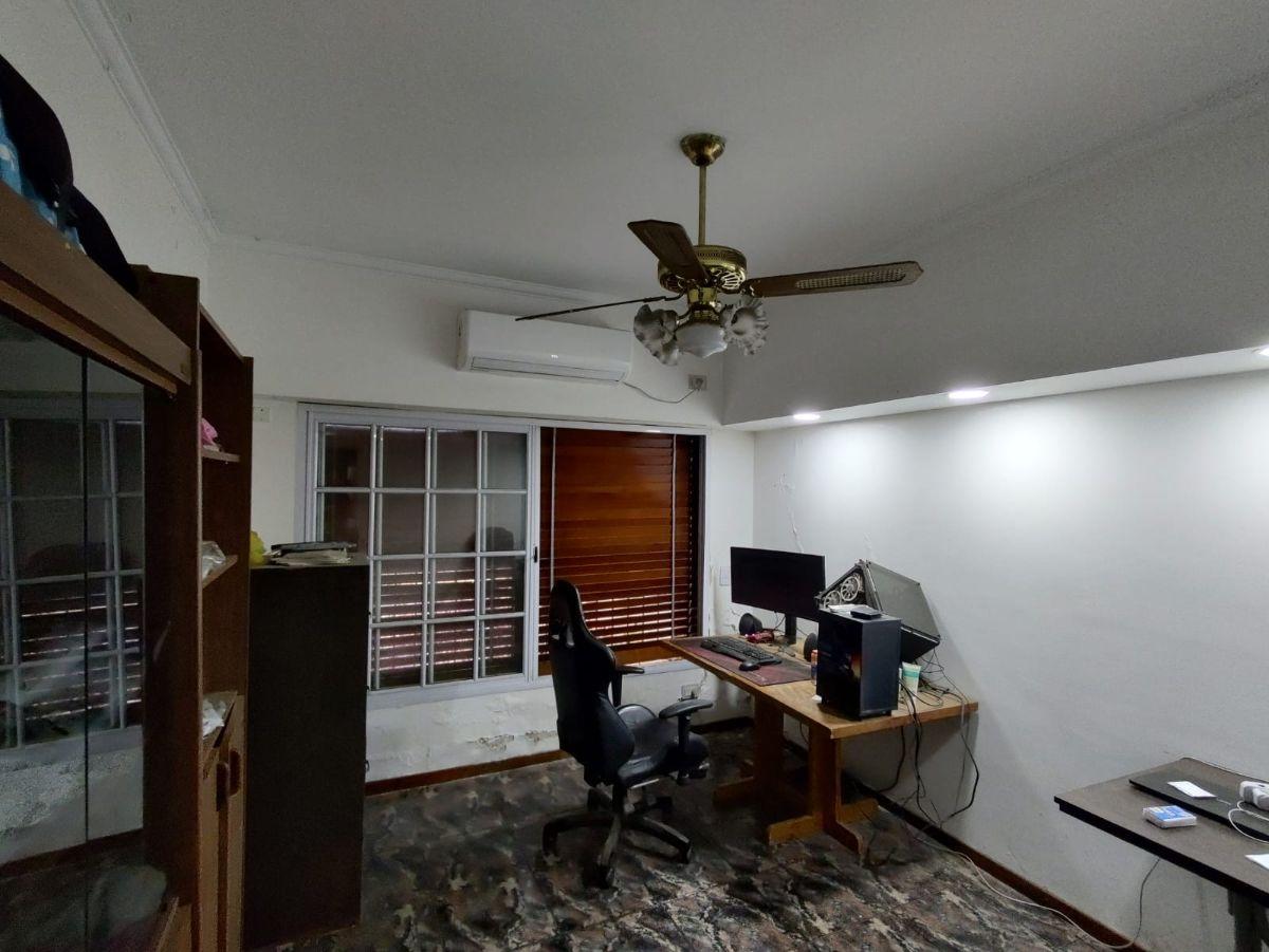 Foto de Casa 5 ambientes con pileta, quincho y garage para 3 autos - Morón Sur, imagen 1