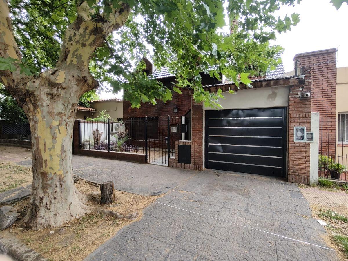 Foto de Casa 5 ambientes con pileta, quincho y garage para 3 autos - Morón Sur, imagen 4