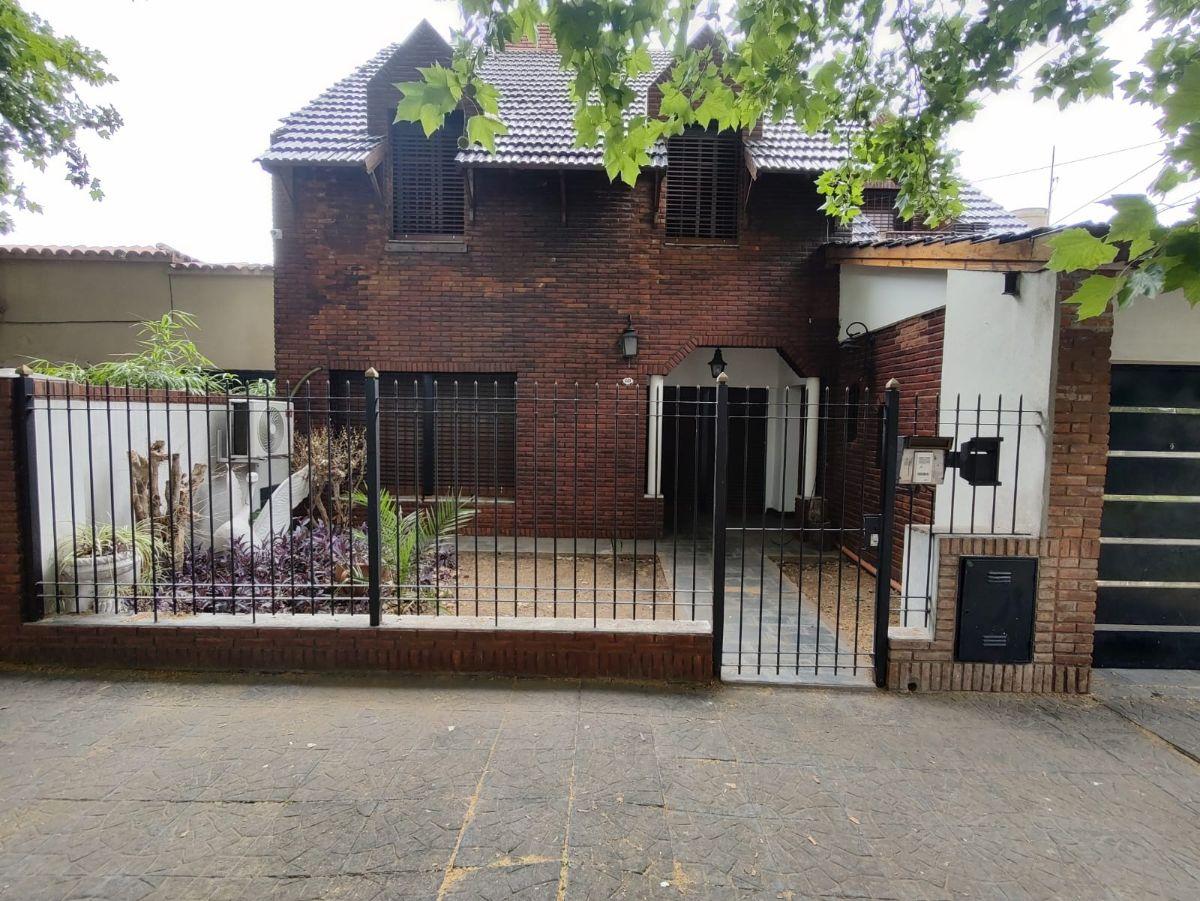 Foto de Casa 5 ambientes con pileta, quincho y garage para 3 autos - Morón Sur, imagen 2