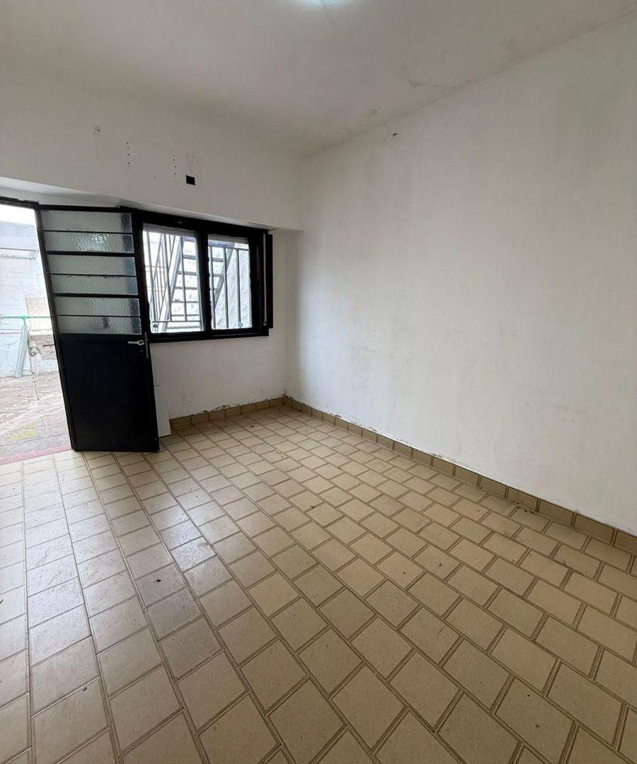 Foto de Departamento en alquiler con patio y cochera, imagen 2
