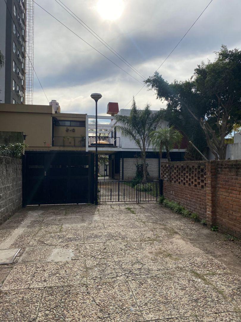 Foto de ALQUILER DE CASA EN RAMOS MEJIA NORTE 5 AMBIENTES 3 COCHERAS, imagen 1