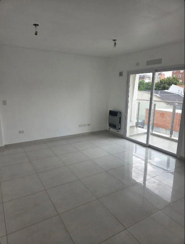 Foto de ALQUILER DE DEPARTAMENTO EN MORON CON BALCON, imagen 1