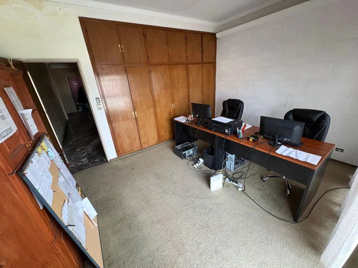 Venta en Block departamento 3 ambientes/ 2 locales comerciales/ vivienda a refaccionar con fondo lib 3