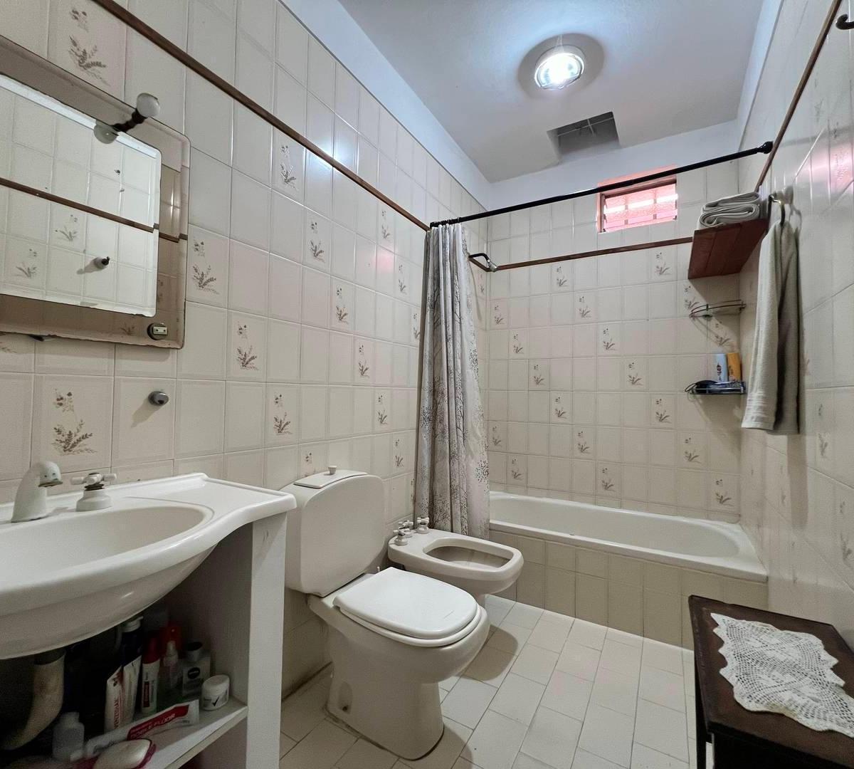 Venta de Casa en Block 3 Ambientes con Cochera - Ideal Para Dos Familias - Parque Patricios 5