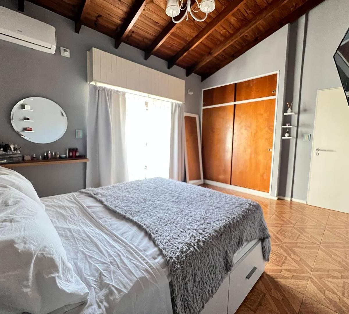 Venta de Casa en Block 3 Ambientes con Cochera - Ideal Para Dos Familias - Parque Patricios 2