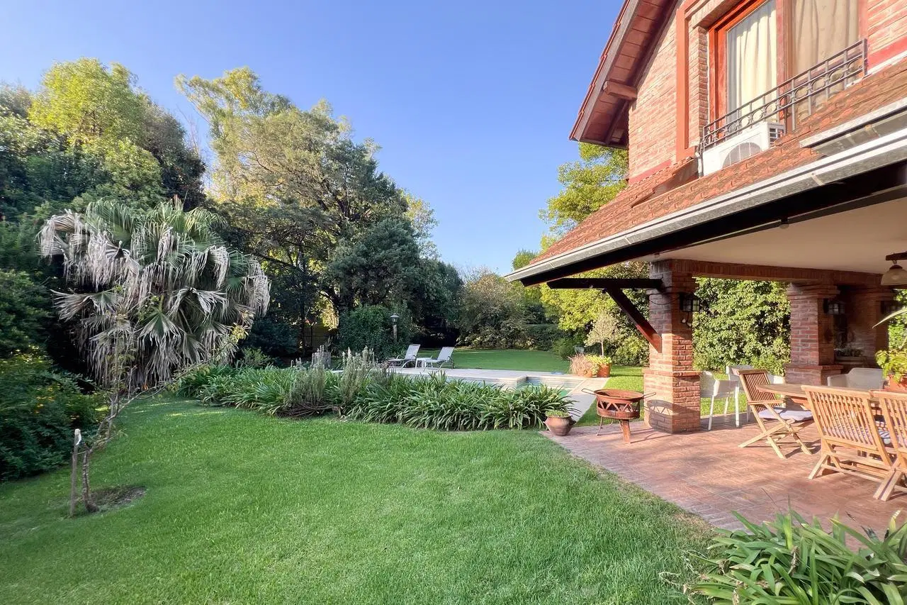 Venta de casa 7 ambientes sobre espectacular lote de 1478 m² en Tortugas Country Club 4