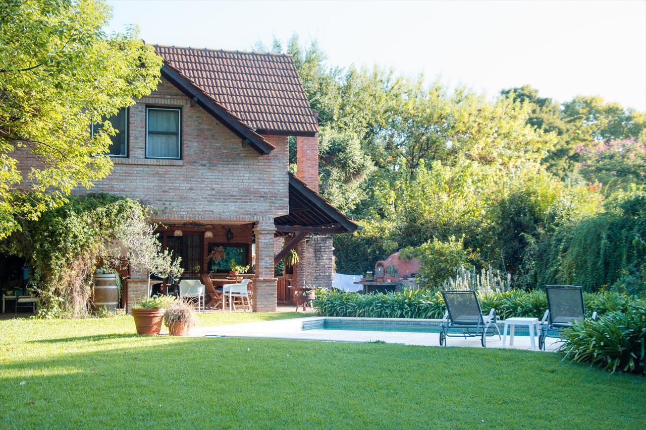 Venta de casa 7 ambientes sobre espectacular lote de 1478 m² en Tortugas Country Club