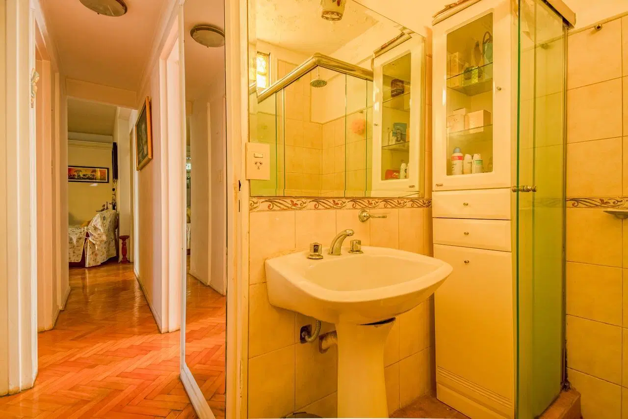 Venta de departamento de 4 ambientes con terraza propia + quincho en Balvanera 5
