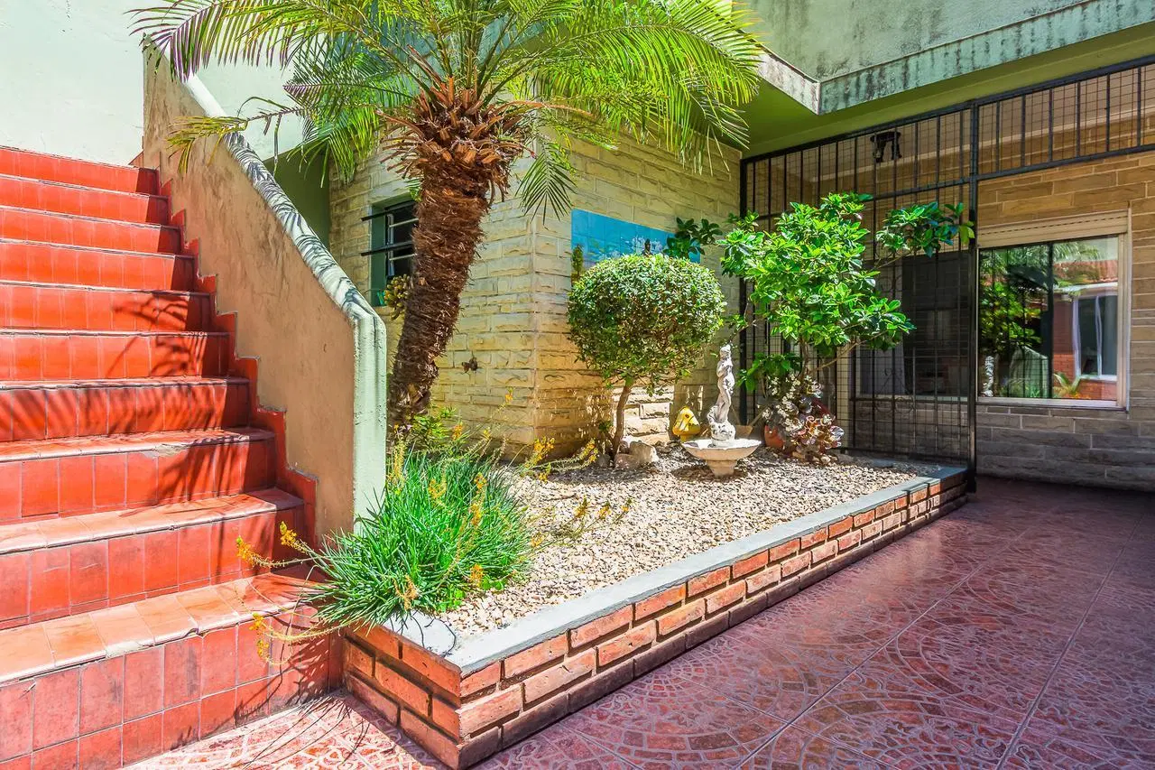 Venta de Casa sobre lote propio de 5 ambientes en Villa Soldati. 3 cocheras, 2 patios y quincho. 4