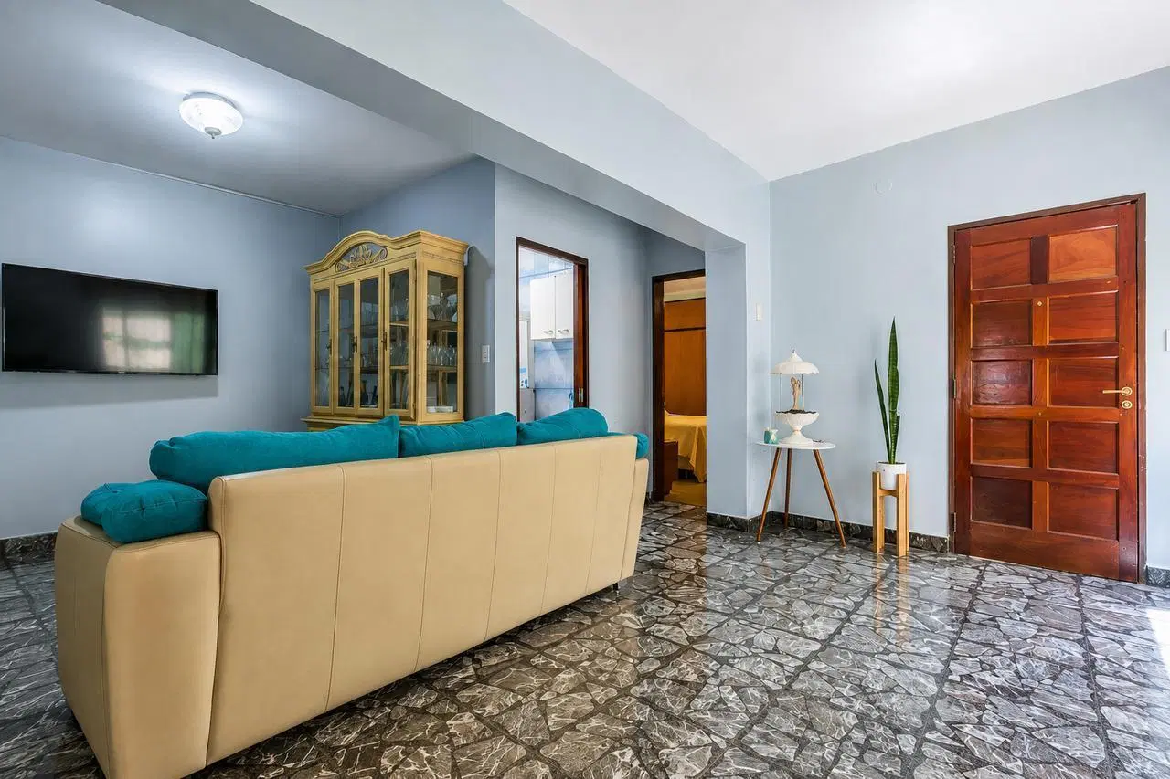 Venta de Casa sobre lote propio de 5 ambientes en Villa Soldati. 3 cocheras, 2 patios y quincho. 2