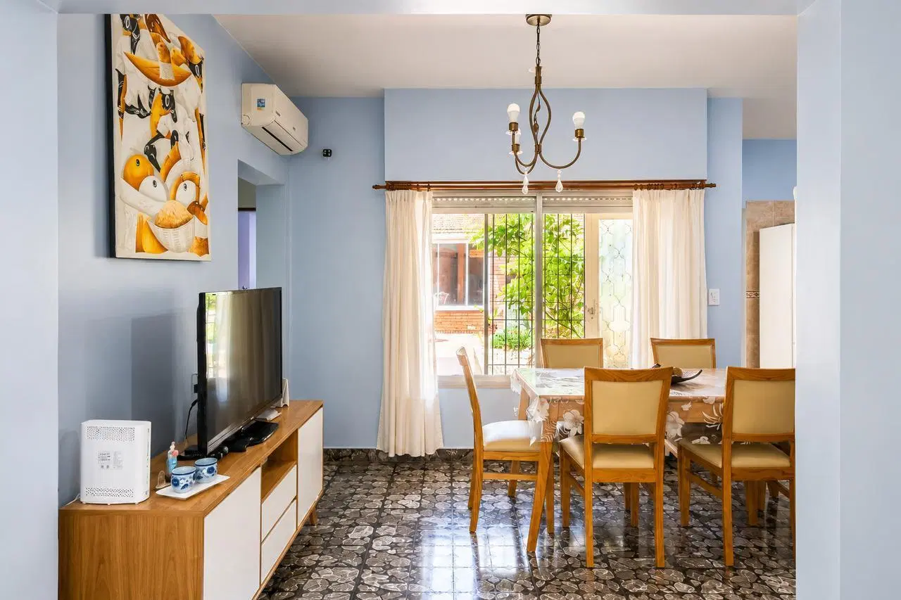 Venta de Casa sobre lote propio de 5 ambientes en Villa Soldati. 3 cocheras, 2 patios y quincho. 3
