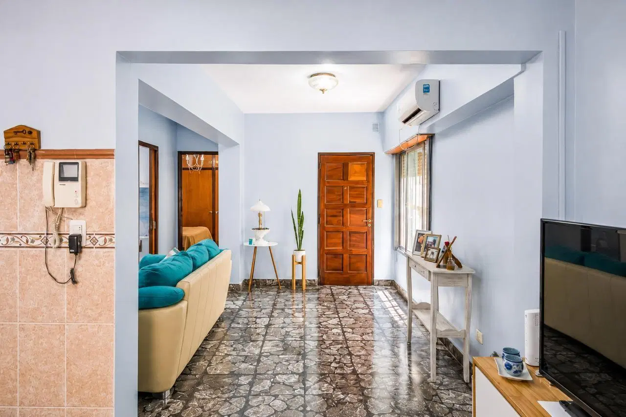 Venta de Casa sobre lote propio de 5 ambientes en Villa Soldati. 3 cocheras, 2 patios y quincho. 5