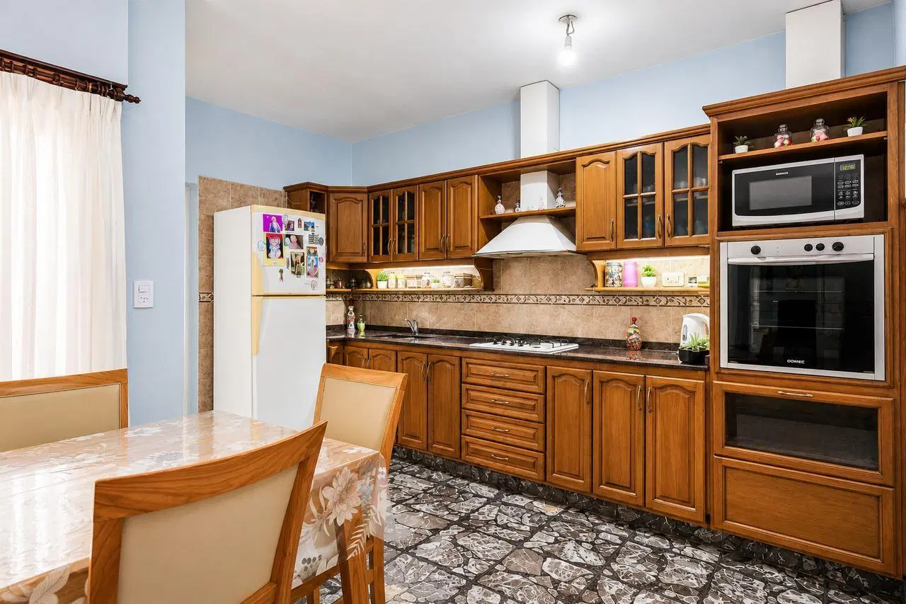 Venta de Casa sobre lote propio de 5 ambientes en Villa Soldati. 3 cocheras, 2 patios y quincho. 2