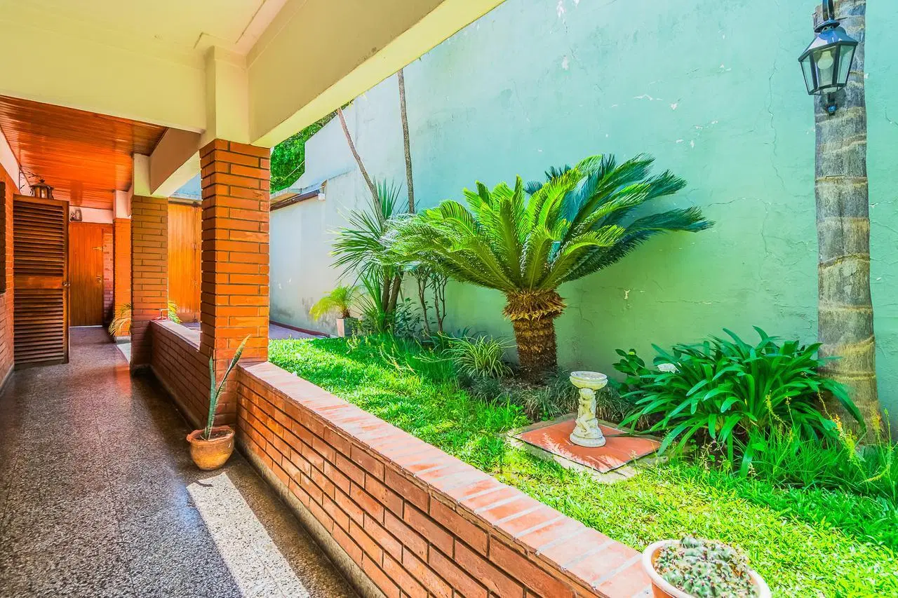 Venta de Casa sobre lote propio de 5 ambientes en Villa Soldati. 3 cocheras, 2 patios y quincho. 3