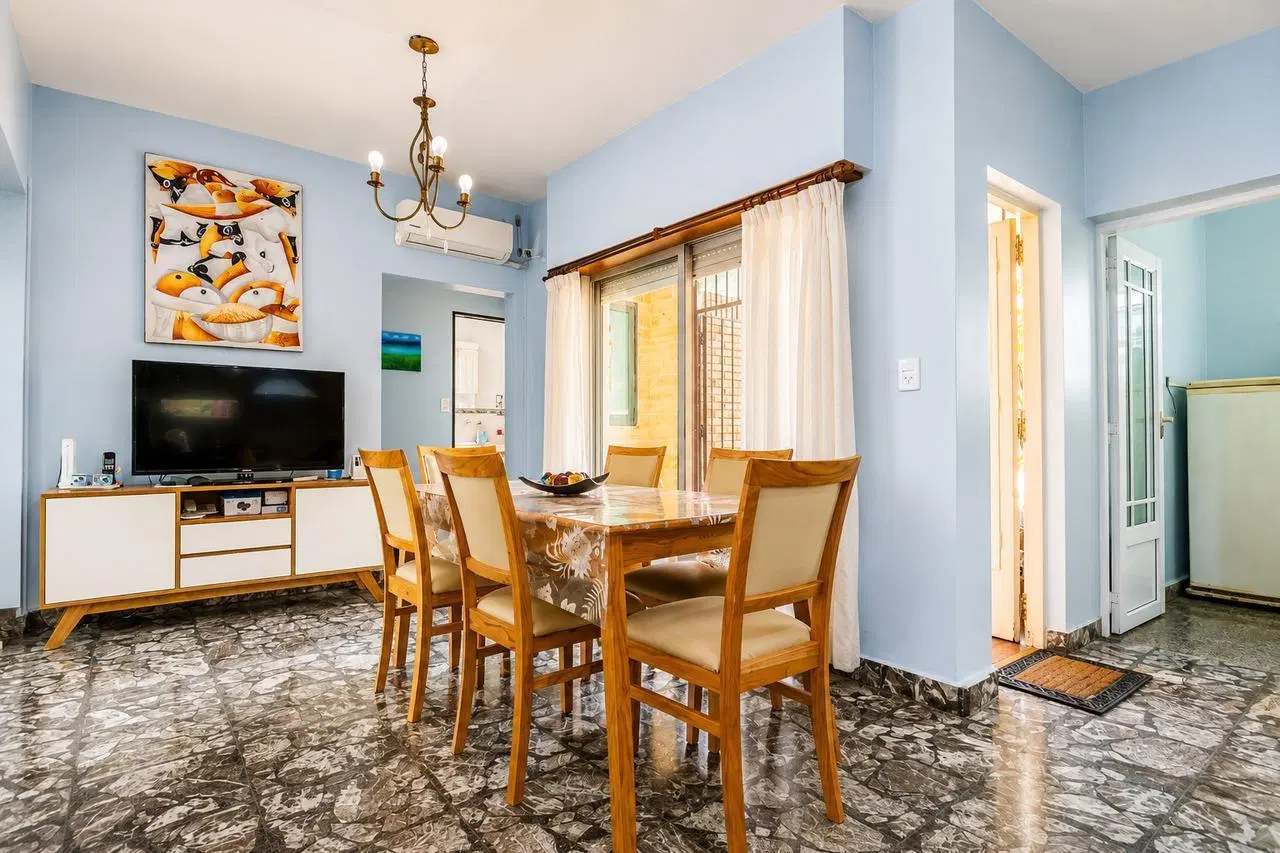 Venta de Casa sobre lote propio de 5 ambientes en Villa Soldati. 3 cocheras, 2 patios y quincho. 5