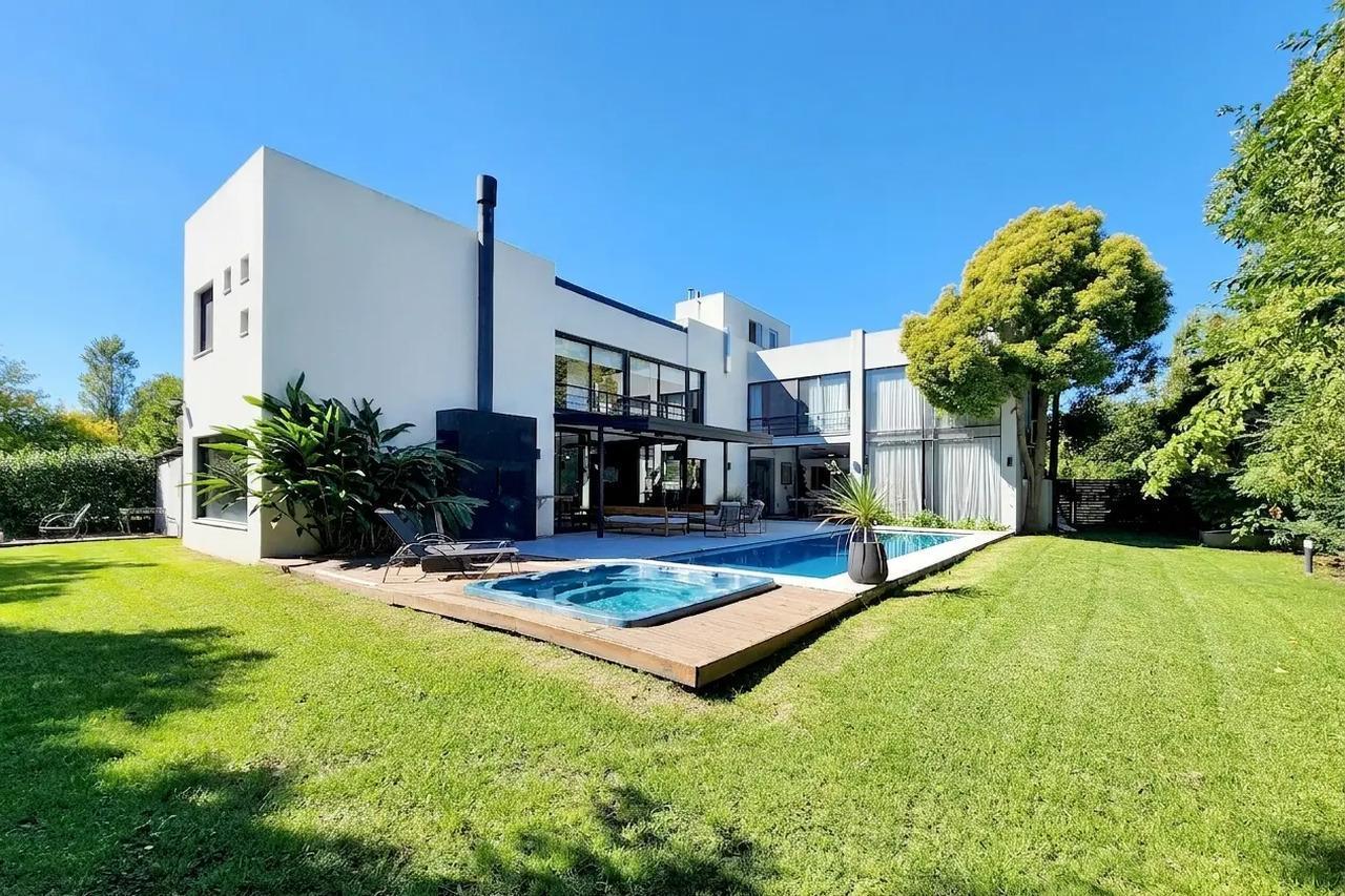 Excelente casa en Venta Barrio Boulevares, Pilar, 5 ambientes + estudio + dependecia + quincho