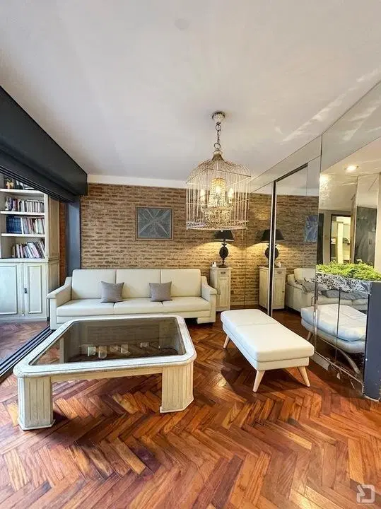 Piso en venta de 5 ambientes con dependencia, patio, una terraza con parrilla y cochera en Belgrano. 2