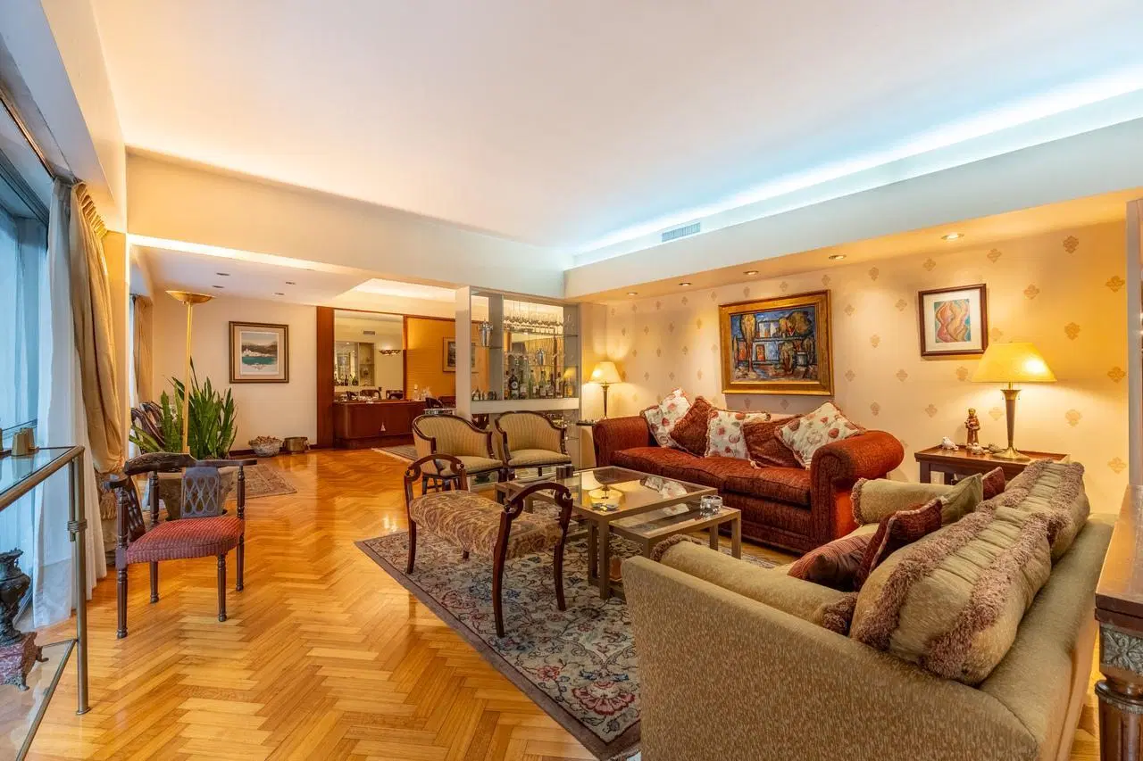 Venta Departamento Piso 5 Ambientes con Dependencia y Cochera Recoleta 3