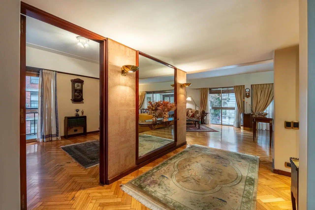 Venta Departamento Piso 5 Ambientes con Dependencia y Cochera Recoleta 5
