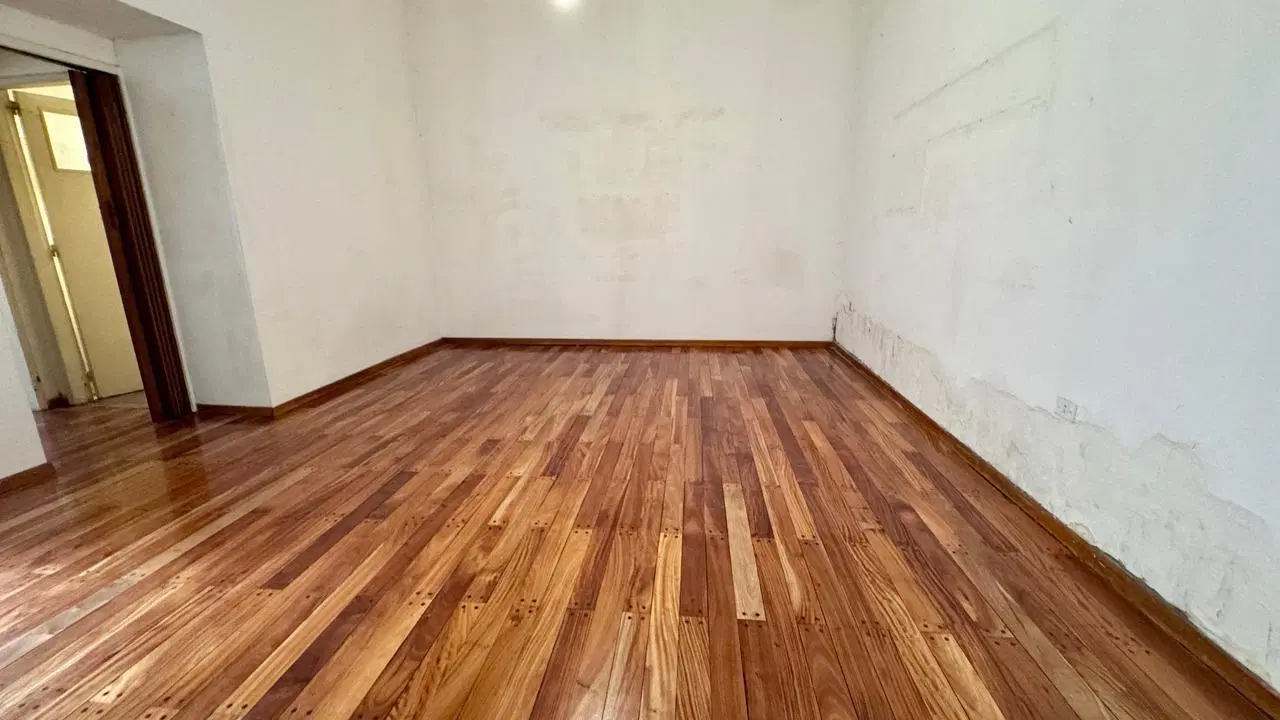 Venta de departamento de 2 ambientes con patio en Balvanera 5