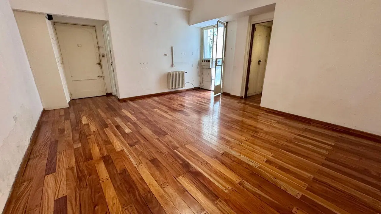 Venta de departamento de 2 ambientes con patio en Balvanera 3