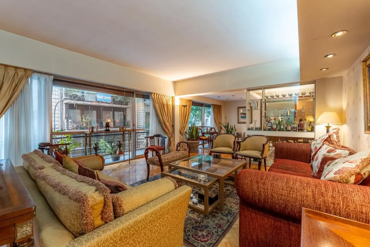 Venta Departamento Piso 5 Ambientes con Dependencia y Cochera Recoleta 2