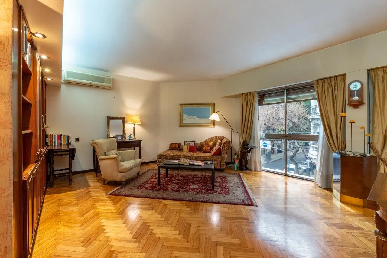 Venta Departamento Piso 5 Ambientes con Dependencia y Cochera Recoleta 3