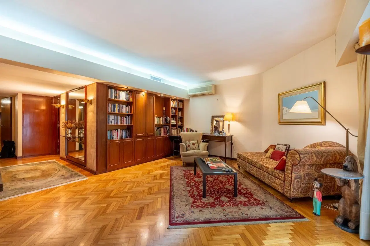 Venta Departamento Piso 5 Ambientes con Dependencia y Cochera Recoleta 5