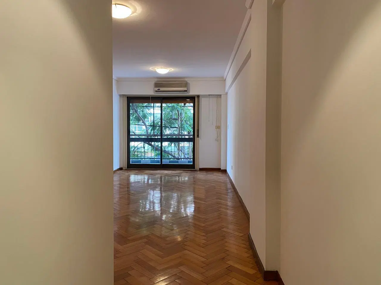 Alquiler Departamento SemiPiso de 4 ambientes con cochera y patio, al frente, en Caballito. 2