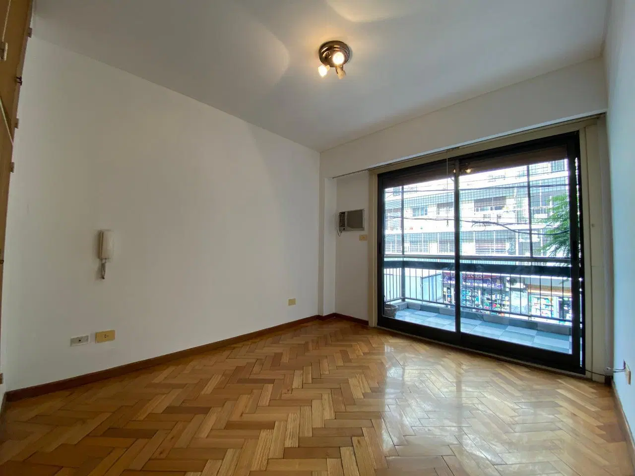 Alquiler Departamento SemiPiso de 4 ambientes con cochera y patio, al frente, en Caballito. 3