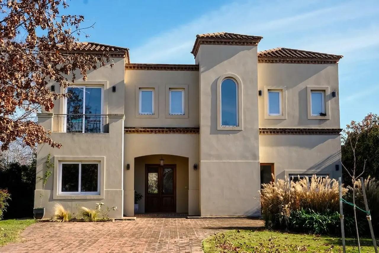 Casa en Venta en La Pionera | 4 dormitorios, pileta y lote de 1.248 m²