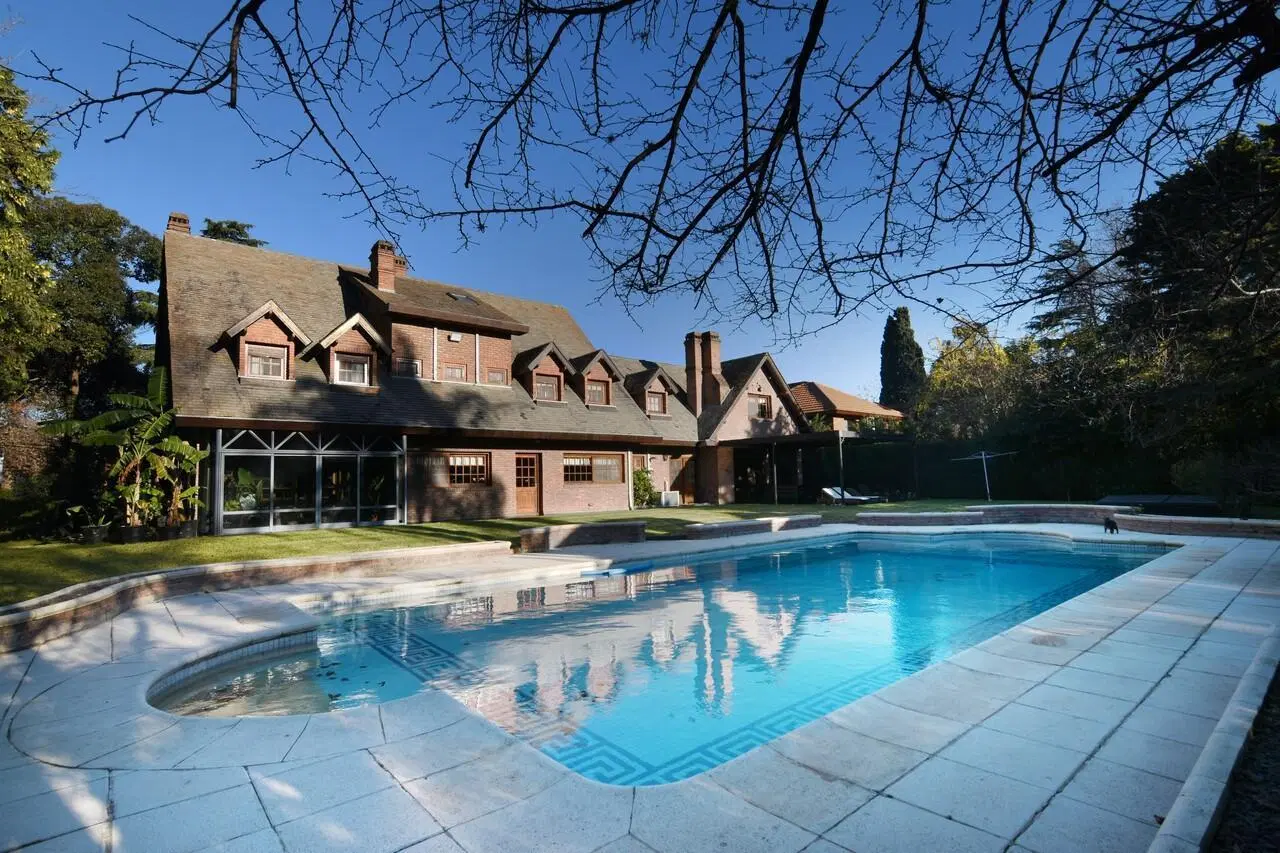 Casa en venta en Mapuche Country Club 9 ambientes en lote de 1650m2 3
