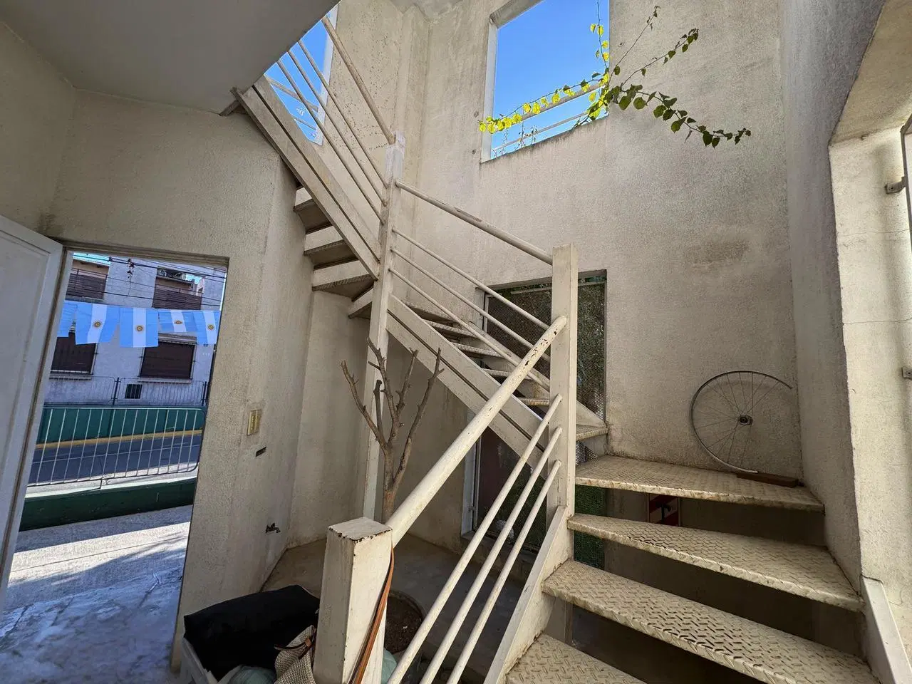 VENTA Casa en lote propio con galpón, depto 2 ambientes y jardin - Rivadavia 690 3