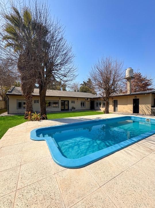 Foto de Casa en venta 4 ambientes Villa Udaondo - Pque. Leloir - 1038 m2 totales, imagen 1