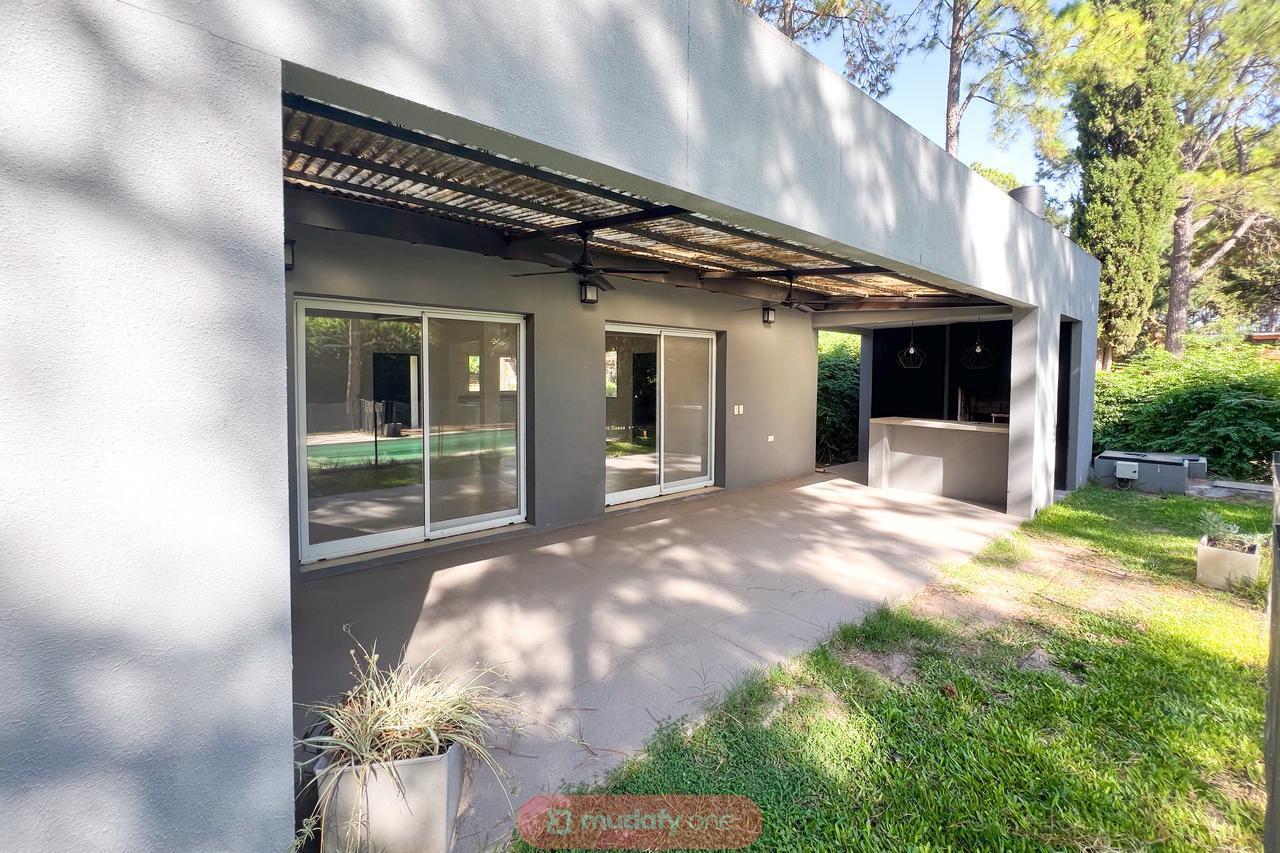 Foto de Venta de casa Apta Crédito 4 ambientes en Santa María del Pilar. Gran lote, jardín arbolado y pileta, imagen 2