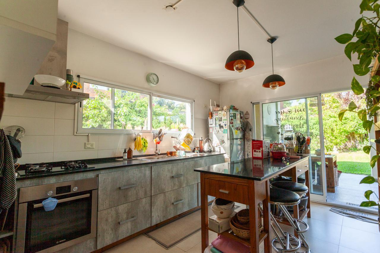 Foto de Casa 6 ambientes en Venta, barrio Los Angeles Village, imagen 4