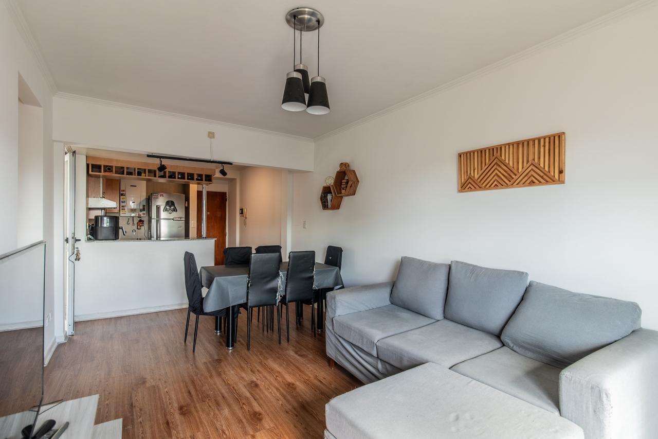 Foto de Venta departamento de 3 ambientes con balcón corrido en flores, imagen 1