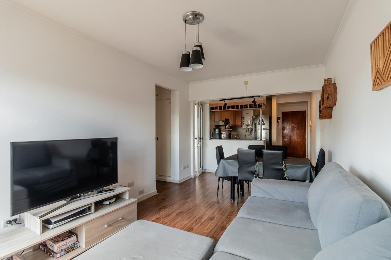 Foto de Venta departamento de 3 ambientes con balcón corrido en flores, imagen 4