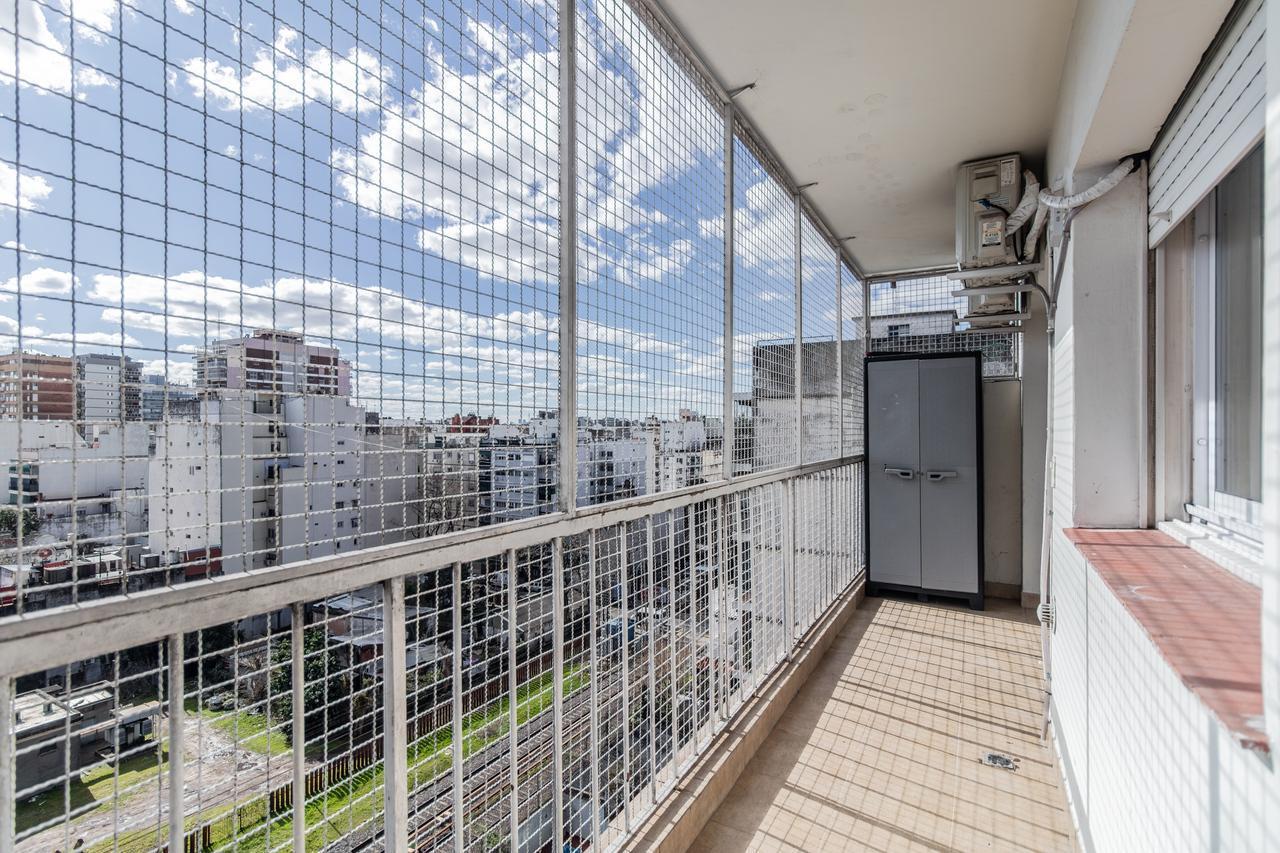 Foto de Venta departamento de 3 ambientes con balcón corrido en flores, imagen 2