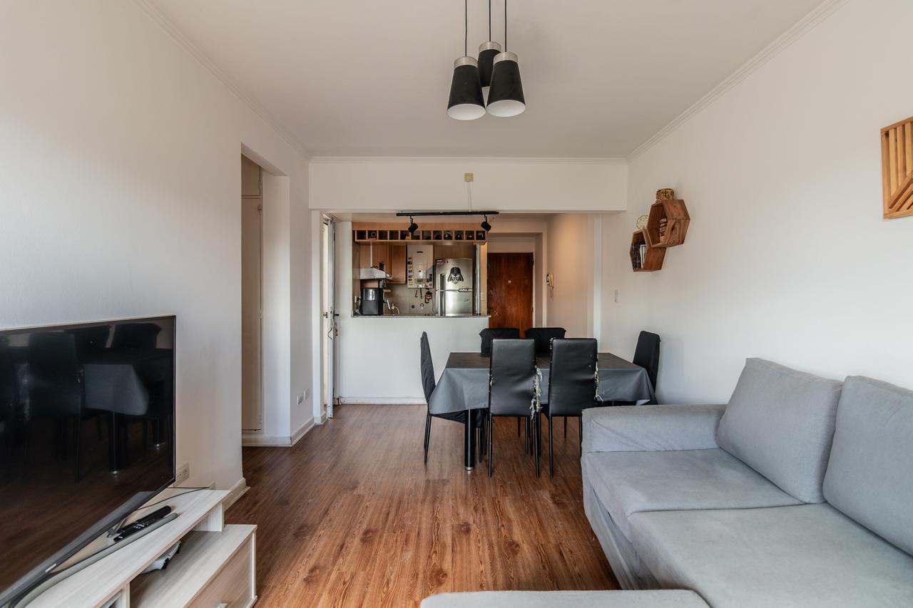 Foto de Venta departamento de 3 ambientes con balcón corrido en flores, imagen 5
