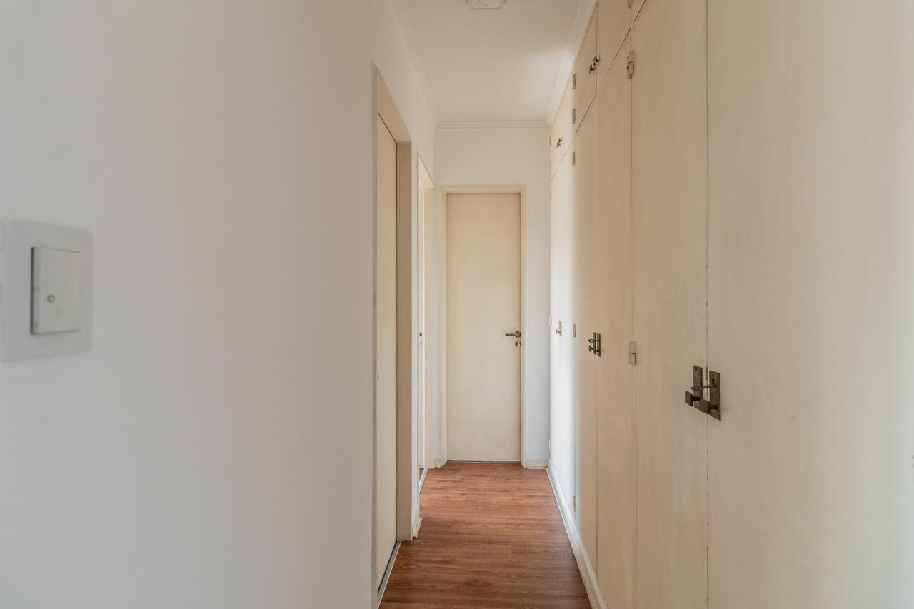 Foto de Venta departamento de 3 ambientes con balcón corrido en flores, imagen 3