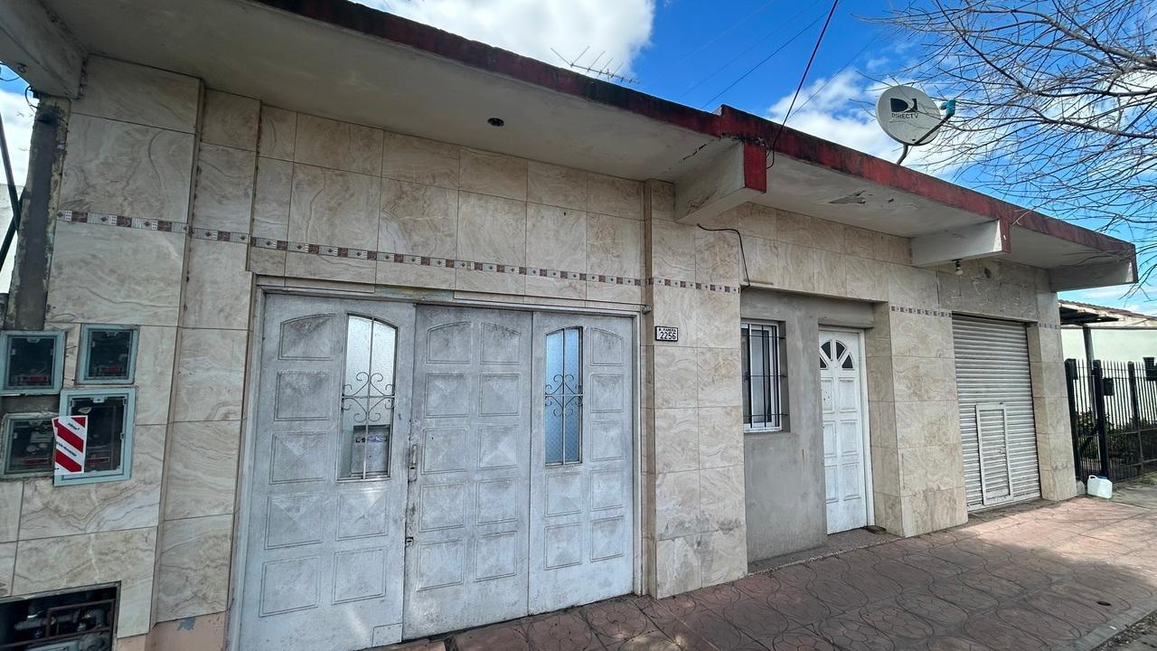 Foto de Venta Casa 3 ambientes Jardín Locales Deposito en Castelar, imagen 1