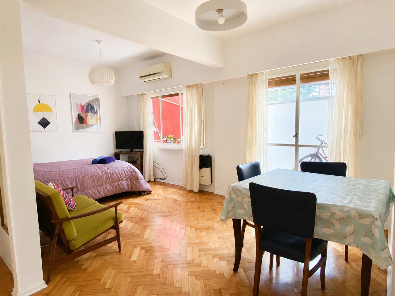 Foto de Venta de Departamento de un ambiente divisible con patio en Almagro, imagen 2
