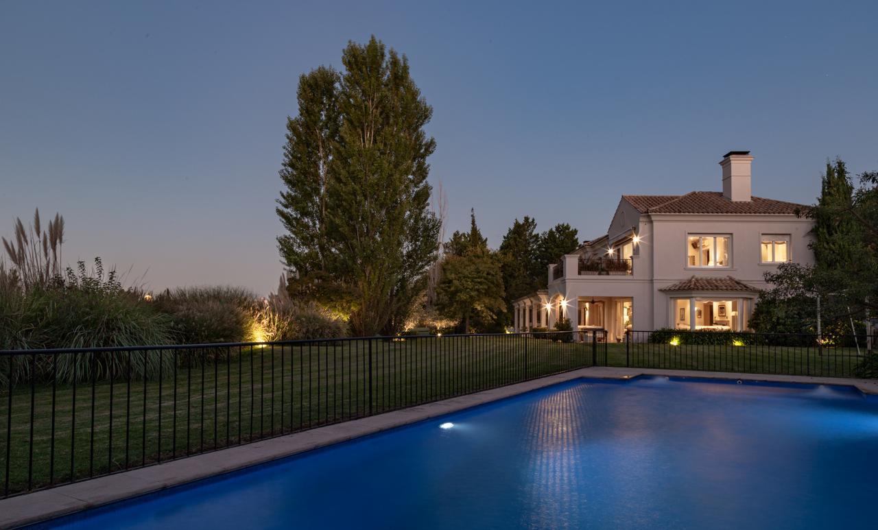 Foto de Venta – Imponente casa en Tortugas Country Club. Sobre lote de 2109 m², imagen 3