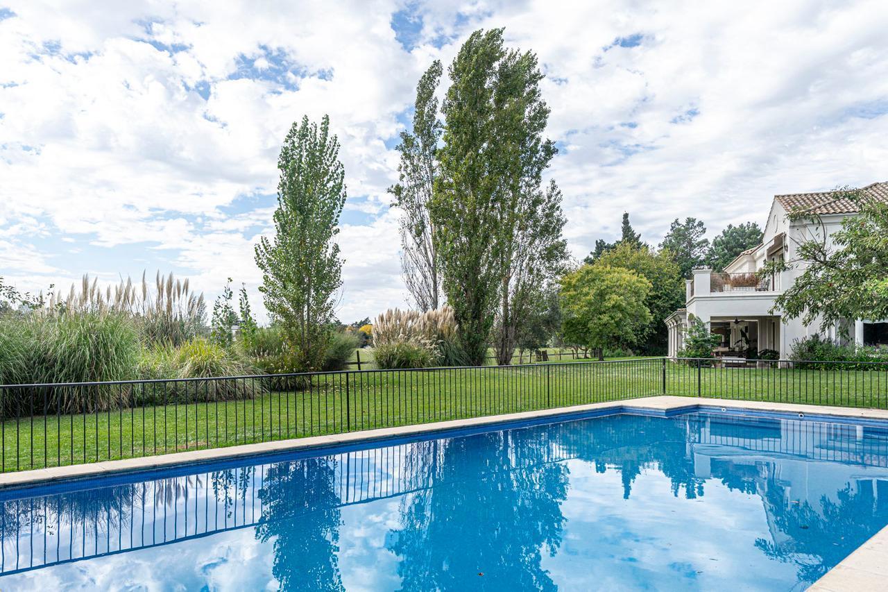 Foto de Venta – Imponente casa en Tortugas Country Club. Sobre lote de 2109 m², imagen 2