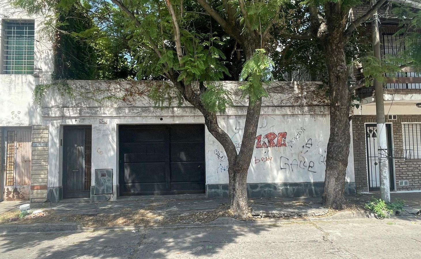 CASA EN VENTA 3 AMBIENTES - CASTELAR - INVERSIÓN O FLIPPING