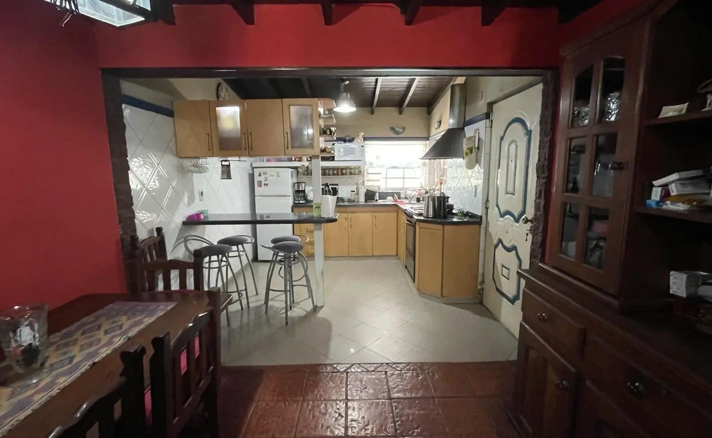 Venta de Casa 5 ambientes, 4 dormitorios, Quincho, patio, garage, y jardin. Apto 2 familias 5